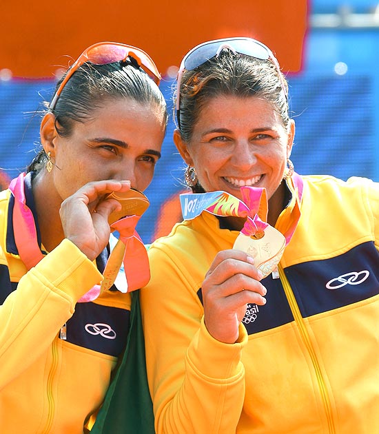 Juliana (esq.) e Larissa comemoram o ouro no vôlei de praia