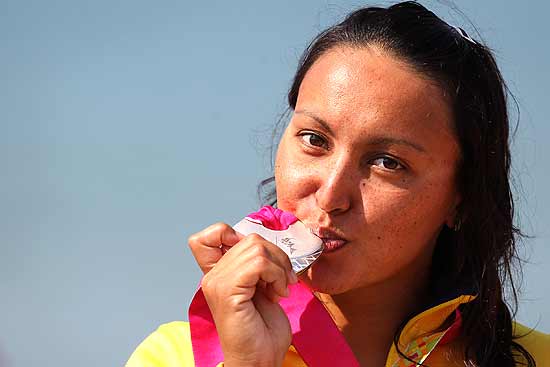 A nadadora Poliana Okimoto beija a medalha; clique na foto e veja os medalhistas brasileiros do Pan