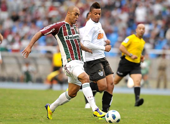 O zagueiro Leandro Euzbio, do Fluminense, disputa bola com o atacante Andr
