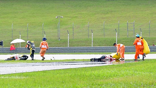 Marco Simoncelli, da Honda, na pista após acidente fatal na MotoGP da Malásia