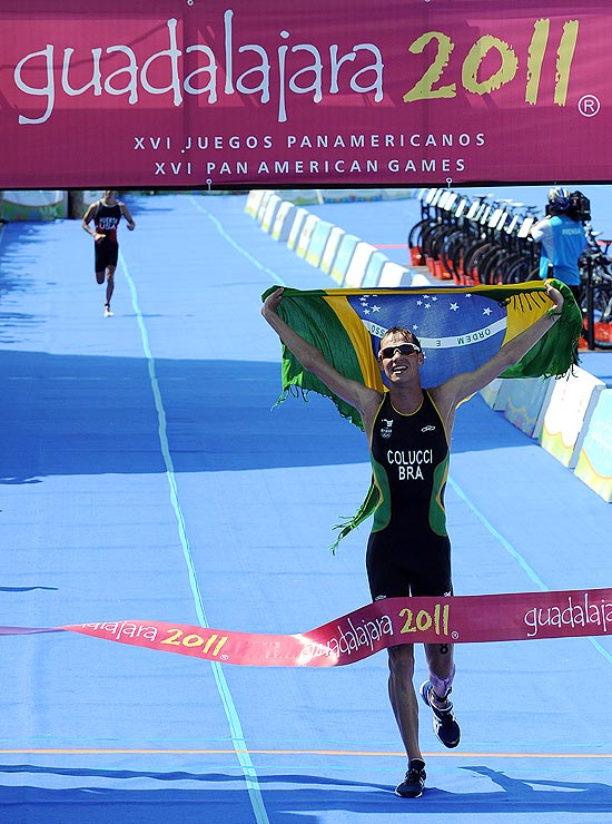 Reinaldo Colucci comemora vitória no triatlo; clique na foto e veja fotos dos medalhistas brasileiros