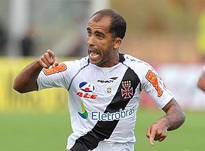 Felipe comemora gol do Vasco, que, com 2 a 0 sobre o Bahia, passou o Corinthians e se tornou líder do Campeonato Brasileiro