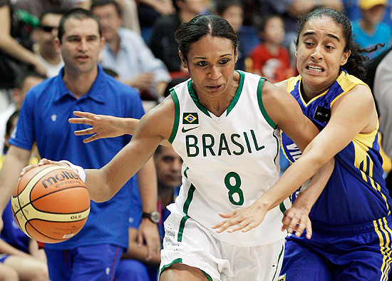 Iziane tenta uma jogada para o Brasil na partida contra a Colômbia