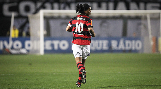 Ronaldinho durante jogo contra o Corinthians, no Pacaembu; clique na foto e veja galeria