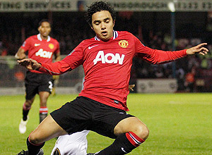 O lateral brasileiro Fábio, do Manchester United, disputa bola no jogo contra Aldershot