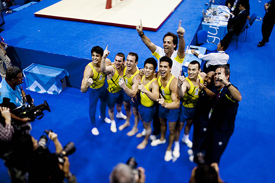 Brasileiros comemoram a medalha de ouro na ginástica artística por equipes