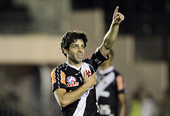 Juninho Pernambucano comemora gol contra o Aurora na goleada por 8 a 3, em So Janurio