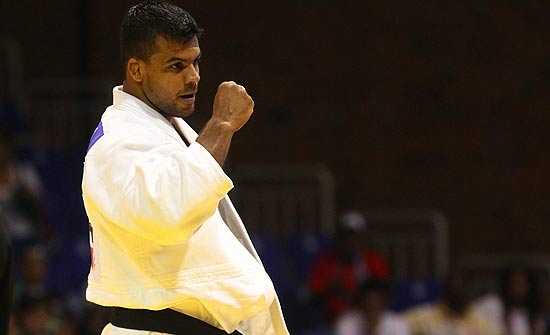 Luciano Correa comemora a medalha de ouro na categoria até 100 kg
