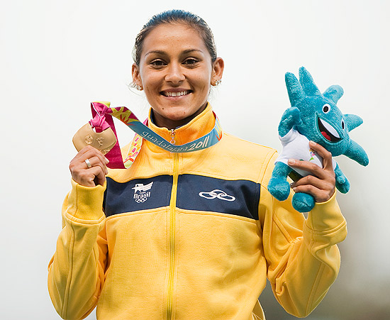 Ana Cláudia exibe medalha de ouro após vitória nos 200 m