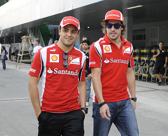 Felipe Massa caminha com Fernando Alonso pelo circuito do GP da ndia 