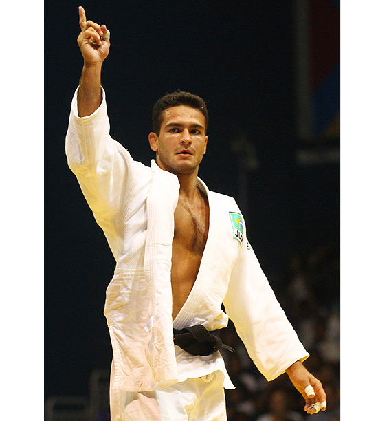 Leandro Guilheiro comemora a conquista da medalha de ouro no judô