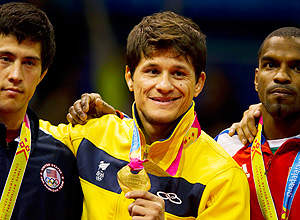 O judoca Leandro Cunha mostra sua medalha de ouro