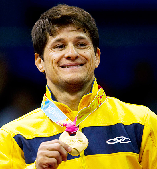 Leandro Cunha mostra a medalha de ouro conquistada no Pan-Americano, na última sexta