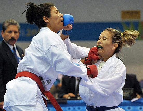 Lucélia Ribeiro (à direita) luta contra a venezuelana Yoli Guillen na semifinal