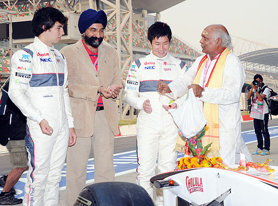Sergio Perez e Kamui Kobayashi recebem beno especial de sacerdote hindu no GP da ndia
