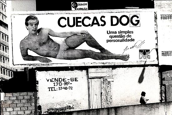 Outdoor em São Paulo, com Leão de cueca; clique na foto e veja imagens da carreira do técnico