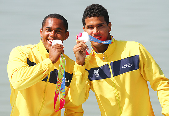 Erlon Silva (esq.) e Ronilson de Oliveira com a medalha de prata na canoagem classe C2 1.000 m; vice garantiu a dupla em Londres-2012