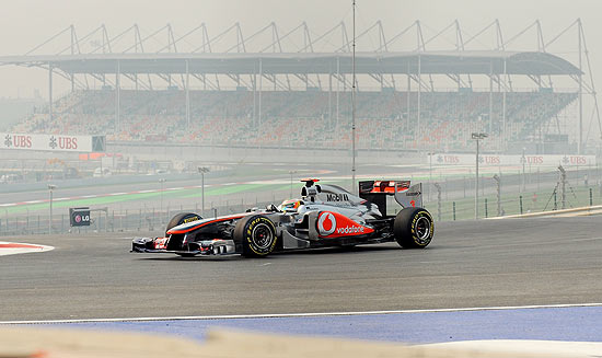 Lewis Hamilton, da McLaren, durante o primeiro treino livre do GP da ndia