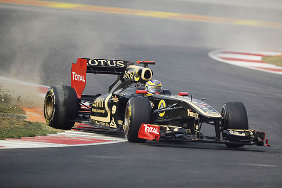 Bruno Senna escapa da pista durante o treino oficial; em 2012, Renault ser chamada oficialmente de Lotus