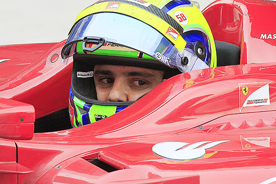 O piloto brasileiro Felipe Massa com o nmero de Simoncelli no capacete; clique na foto e veja mais