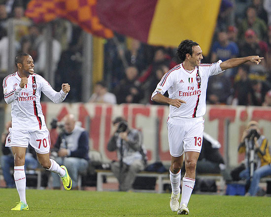 Robinho e Nesta ( dir)comemoram gol do Milan contra a Roma