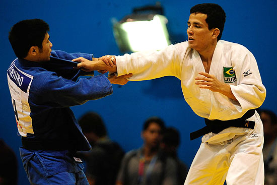 O judoca Felipe Kitadai durante combate no Pan; clique na foto e veja mais imagens do dia