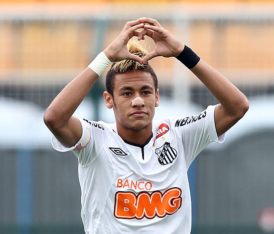 Neymar comemora um de seus gols na partida contra o Atlético-PR