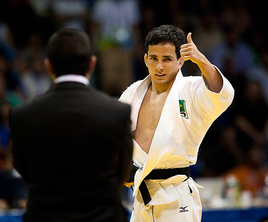 Kitadai faz sinal de positivo após aplicar golpe no mexicano Nabor Castillo