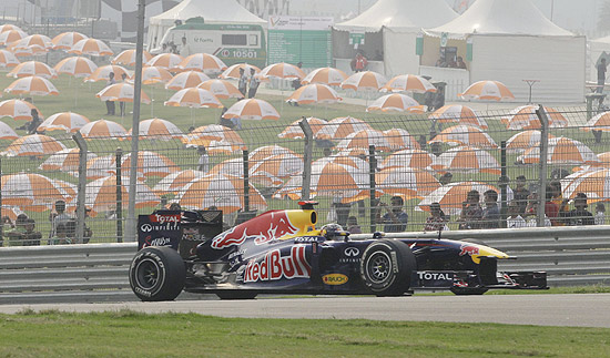 Sebastian Vettel, da Red Bull, em ação no treino oficial do GP da 
Índia