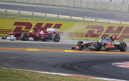Felipe Massa se choca com Lewis Hamilton e sai da pista na ndia