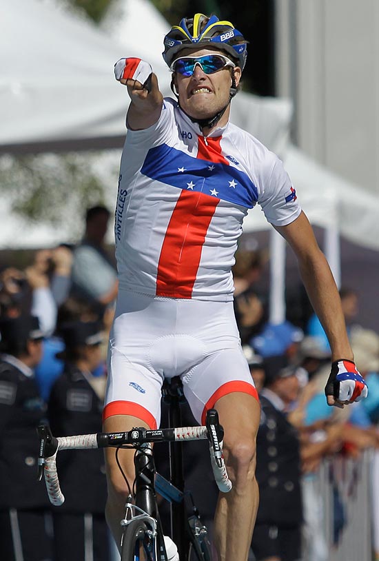 Ainda com a camisa da bandeira das Antilhas Holandesas, Marc de Maar comemora seu ouro no ciclismo