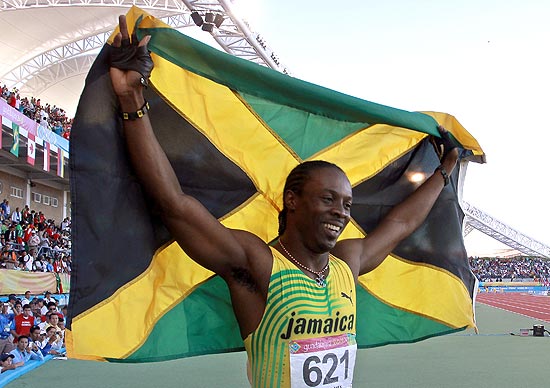 O jamaicano Lerone Clarke comemora o ouro nos 100 m, com 10s01, apenas o 21º melhor tempo da prova no ano