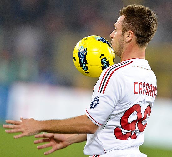 O atacante Cassano, do Milan, domina a bola durante a partida contra a Roma, pelo Campeonato Italiano