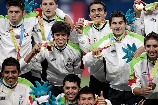 Seleo mexicana de futebol masculino comemora uma das 42 medalhas de ouro pan-americanas