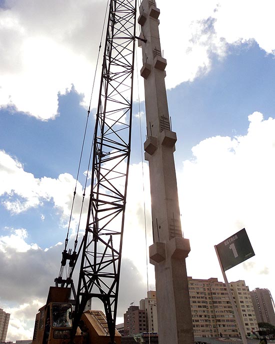 Um dos três primeiros pilares da Arena Palestra, com 18 metros de altura e 25 toneladas de peso