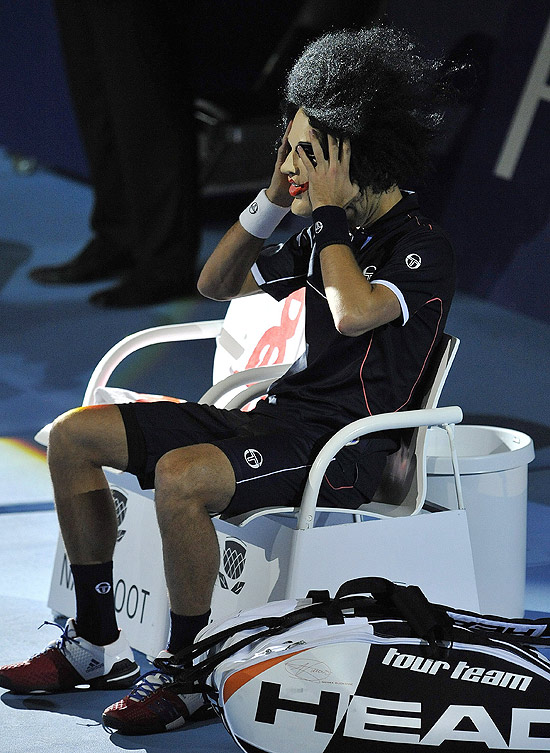 Djokovic usa máscara de Halloween durante partida da primeira rodada do ATP 500 da Basileia