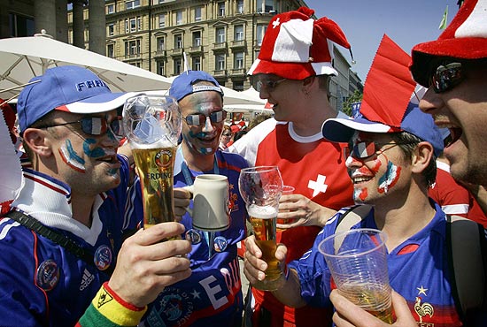 Torcedores das selees da Frana e da Sua tomam cerveja juntos em Stuttgart durante a Copa-2006