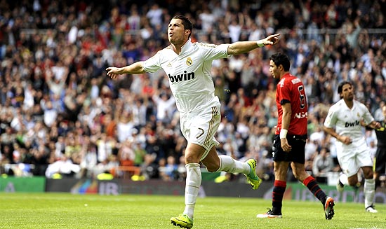 Cristiano Ronaldo comemora um dos seus três gols sobre o Osasuna, no último domingo
