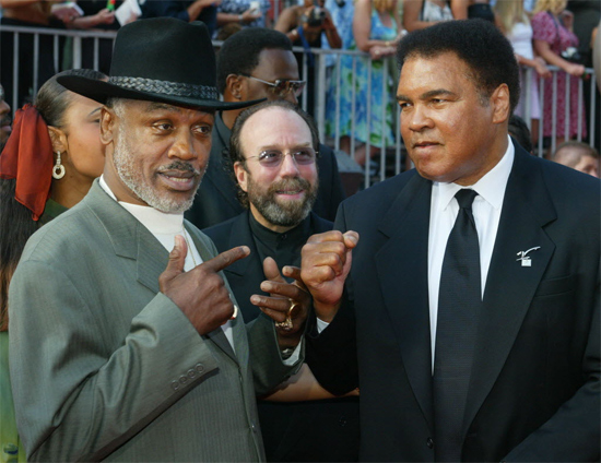 Joe Frazier (esq.) e Muhammad Ali (dir.) em foto de arquivo tirada em julho de 2002