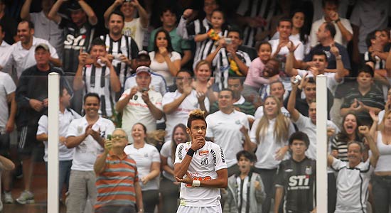 Neymar comemora seu gol na partida contra o Vasco, na Vila Belmiro