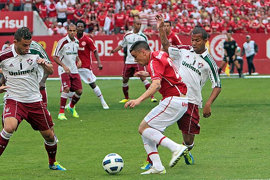 D'Alessandro tenta escapar da marcao dos jogadores do Fluminense na derrota por 2 a 1, no Beira-Rio