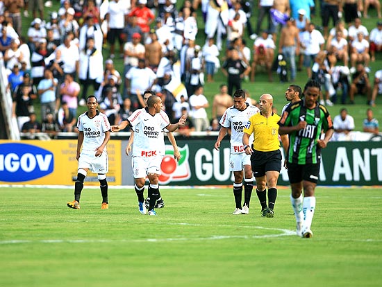 O gaúcho Jean Pierre Gonçalves Lima no meio dos jogadores de Corinthians e América-MG