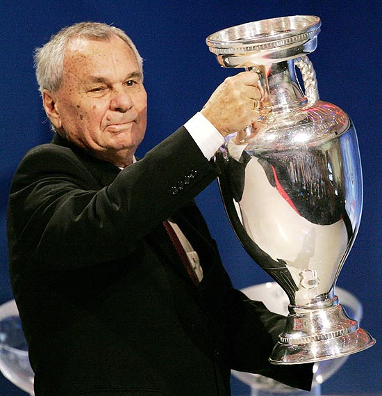Valentin Ivanov levanta trofu da Euro-2008; ex-atacante da URSS morreu aos 76 anos