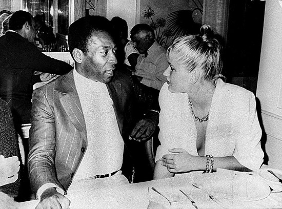 Pelé conversa com a então modelo Xuxa, sua namorada na época, em restaurante