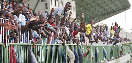 Gabonenses acompanham treino do Brasil em Sibang, na periferia de Libreville