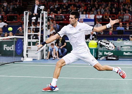 O sérvio Novak Djokovic acerta voleio na vitória sobre o croata Ivan Dodig, em Paris