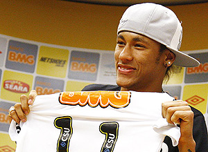Neymar exibe camisa com marca do banco ao renovar com o Santos
