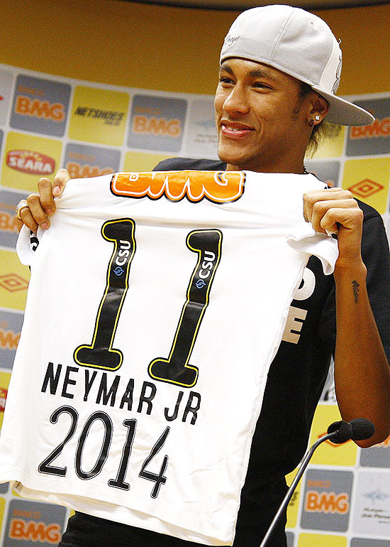 O atacante Neymar renova e mostra a camisa com o ano de 2014 e seu nome