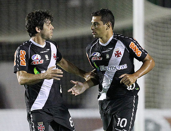 Diego Souza (dir.) e Juninho festejam gol do Vasco em São Januário