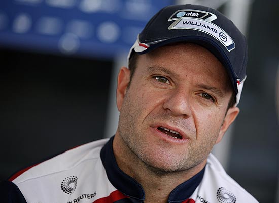 Rubens Barrichello d entrevista em Abu Dhabi; clique na foto e veja imagens do dia